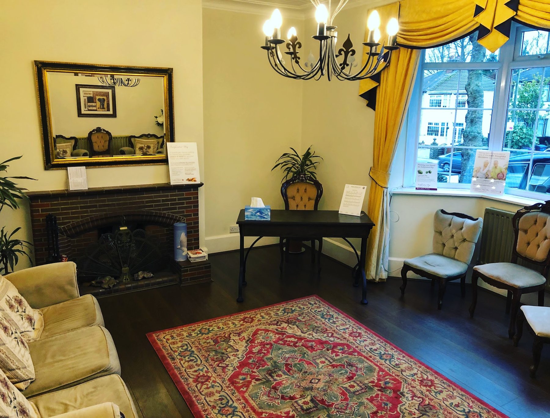A family room with sofas, a fireplace and a rug
